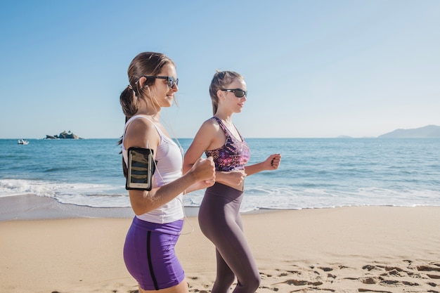 Przyjaciele jogging i rozmawianie