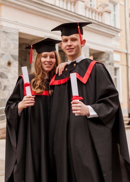 Przyjaciele na ceremonii ukończenia szkoły