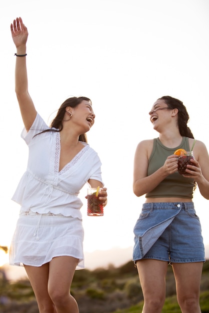 Bezpłatne zdjęcie przyjaciele na imprezie z sangrią na plaży?