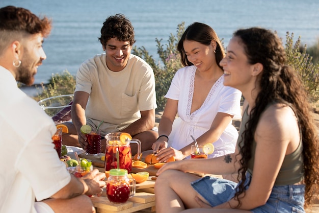 Bezpłatne zdjęcie przyjaciele na imprezie z sangrią na plaży?