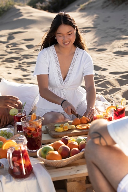 Bezpłatne zdjęcie przyjaciele na imprezie z sangrią na plaży?