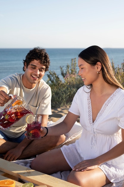 Bezpłatne zdjęcie przyjaciele na imprezie z sangrią na plaży?