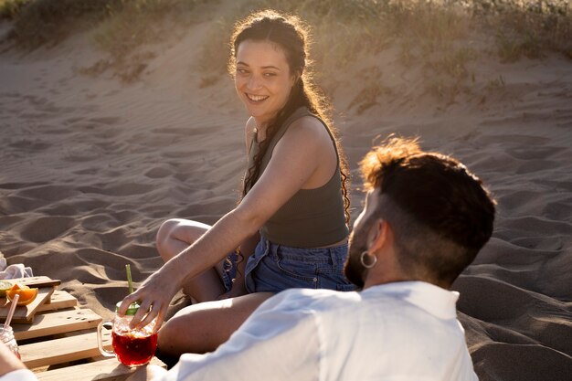 Przyjaciele na imprezie z sangrią na plaży?