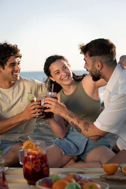 Przyjaciele Na Imprezie Z Sangrią Na Plaży?