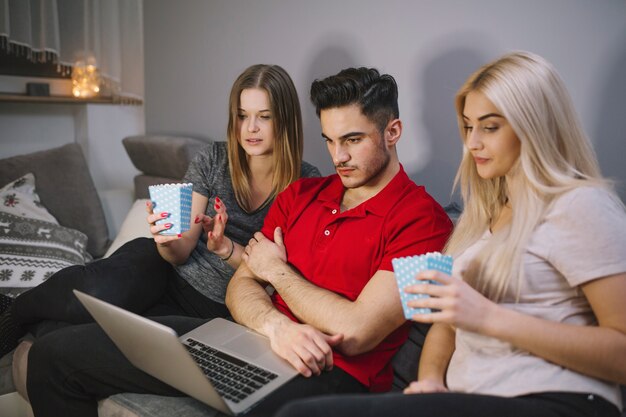 Przyjaciele oglądają film na laptopie