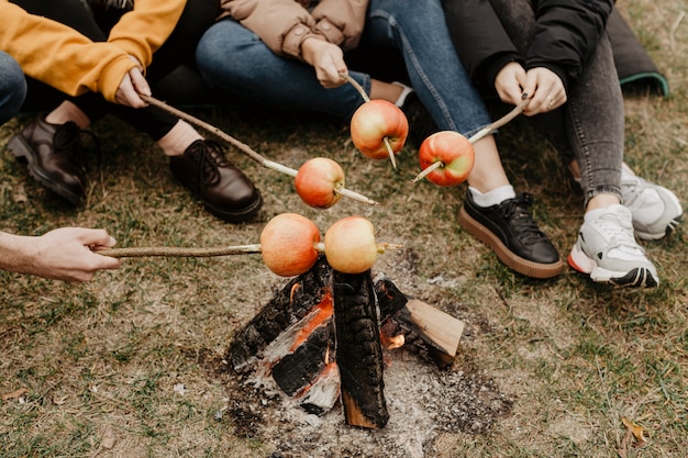 Przyjaciele Piec Jabłka Outdoors Zamykają Up