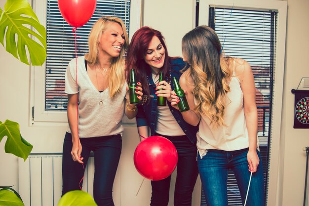 Przyjaciele, piwo, imprezy i balony
