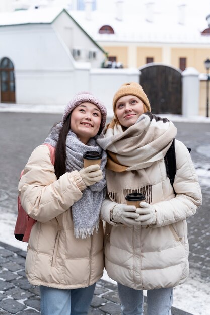 Przyjaciele podróżujący razem zimą