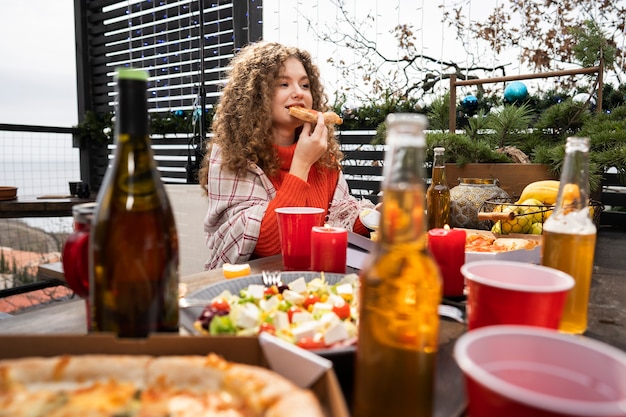 Bezpłatne zdjęcie przyjaciele przy wspólnym grillu