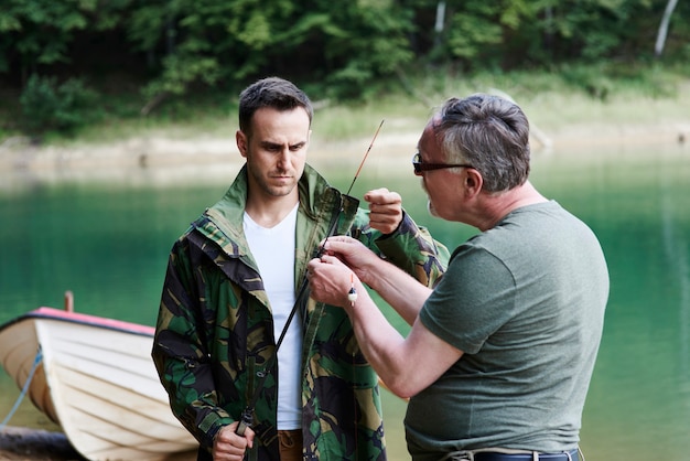 Bezpłatne zdjęcie przyjaciele przygotowują się do wędkowania