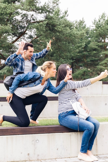 Bezpłatne zdjęcie przyjaciele robi selfie w parku