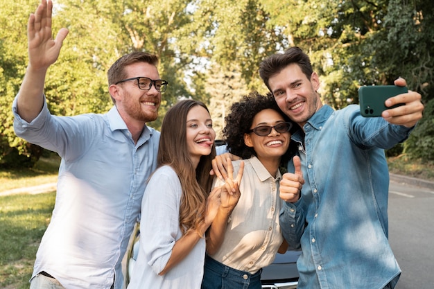 Bezpłatne zdjęcie przyjaciele spędzają razem czas na świeżym powietrzu i robią sobie selfie