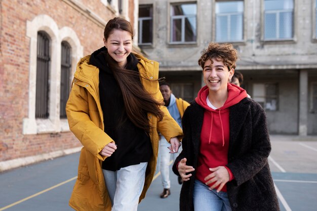 Bezpłatne zdjęcie przyjaciele spędzają razem czas