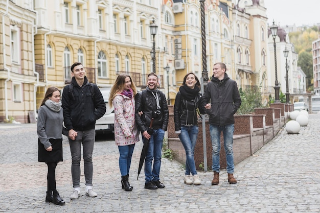 Przyjaciele stojąc na ulicy miasta