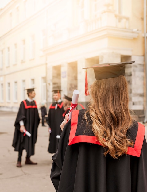 Bezpłatne zdjęcie przyjaciele świętują ukończenie szkoły