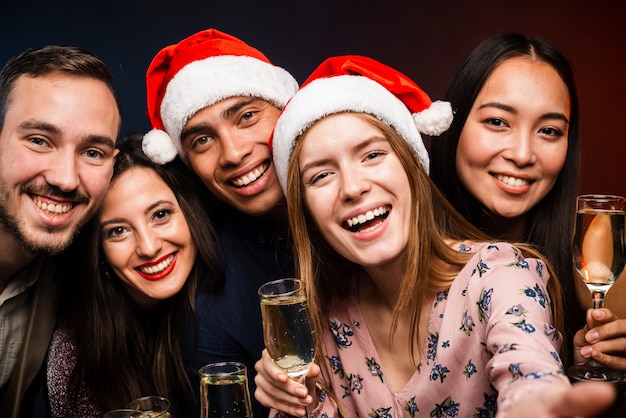 Przyjaciele trzyma kieliszki do szampana w nowym roku