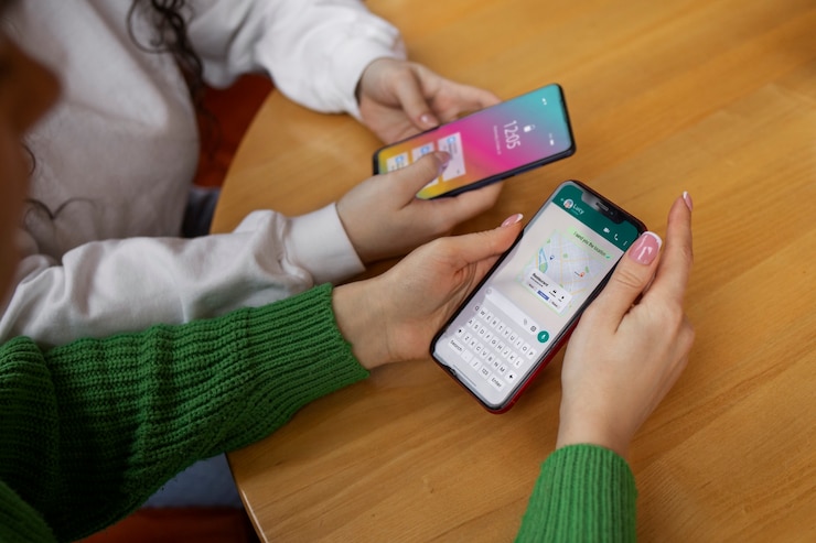 Bezpłatny plik Zdjęcie przyjaciele trzymający smartfony pod wysokim kątem