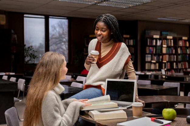 Przyjaciele uczący się w grupie studyjnej