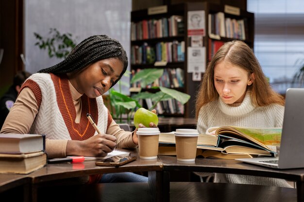 Przyjaciele uczący się w grupie studyjnej