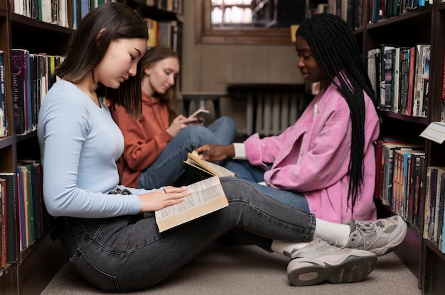 Bezpłatne zdjęcie przyjaciele uczący się w grupie studyjnej