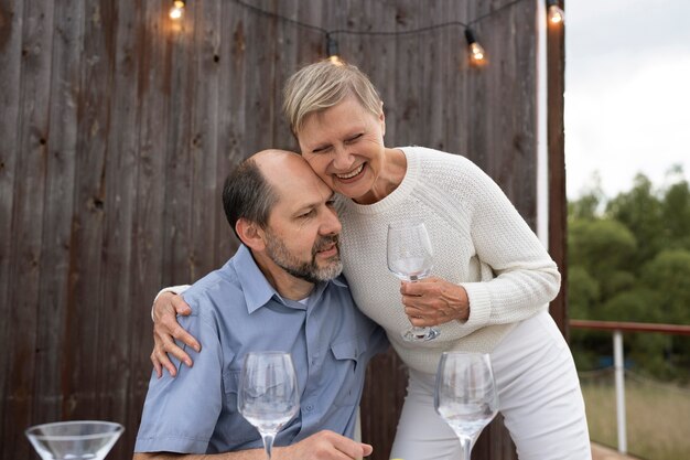 Przyjaciele w średnim wieku bawią się na festiwalu jedzenia?