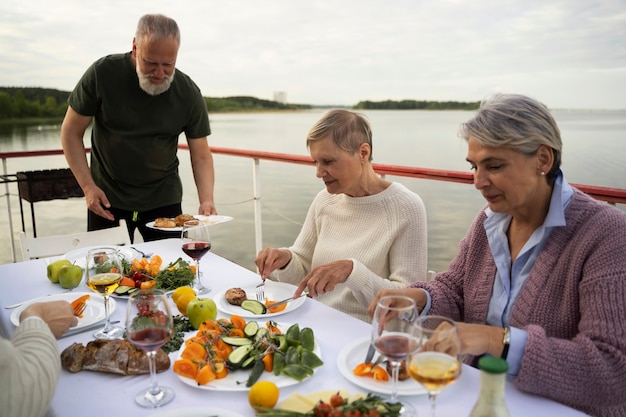 Przyjaciele w średnim wieku bawią się na festiwalu jedzenia?