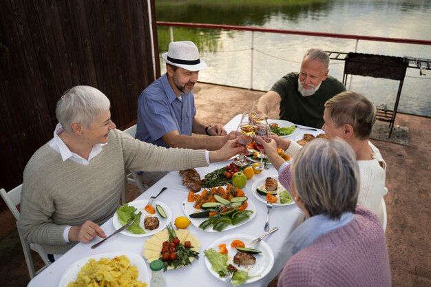 Przyjaciele w średnim wieku bawią się na festiwalu jedzenia?