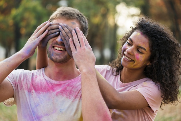 Przyjaciele Wypróbowują Różne Pozy W Holi