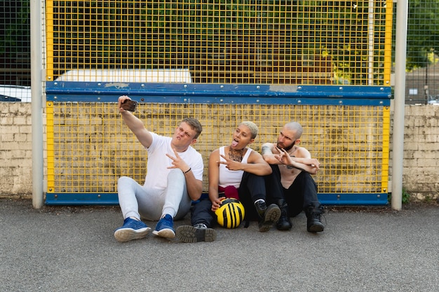 Bezpłatne zdjęcie przyjaciele z pełnym zdjęciem robiący selfie