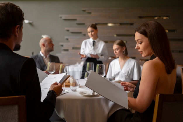 Bezpłatne zdjęcie przyjaciele z widokiem z boku jedzą lunch?