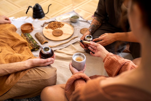 Bezpłatne zdjęcie przyjaciele z yerba mate w pomieszczeniu pod dużym kątem