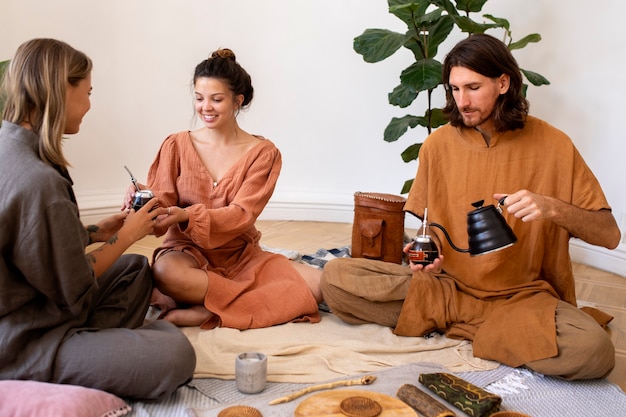 Bezpłatne zdjęcie przyjaciele z yerba mate w pomieszczeniu w pełnym ujęciu