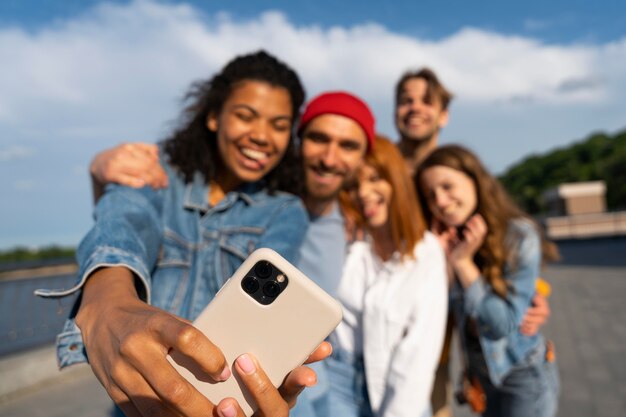 Przyjaciele ze średnim ujęciem robiący selfie razem