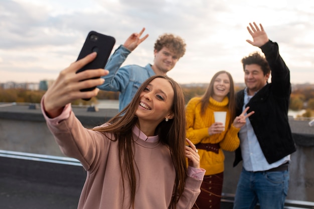 Przyjaciele ze średnim ujęciem robiący selfie