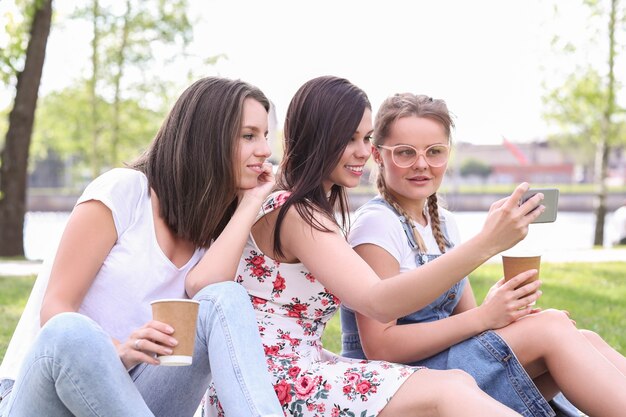 Przyjaźń. Kobiety w parku w ciągu dnia