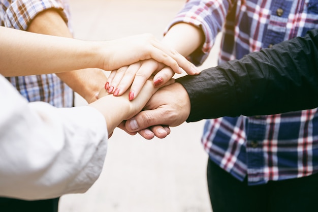 Przyjaźń ludzie partnerstwa pracy zespołowej układanie rąk na białym tle koncepcja pracy zespołowej biznesowych