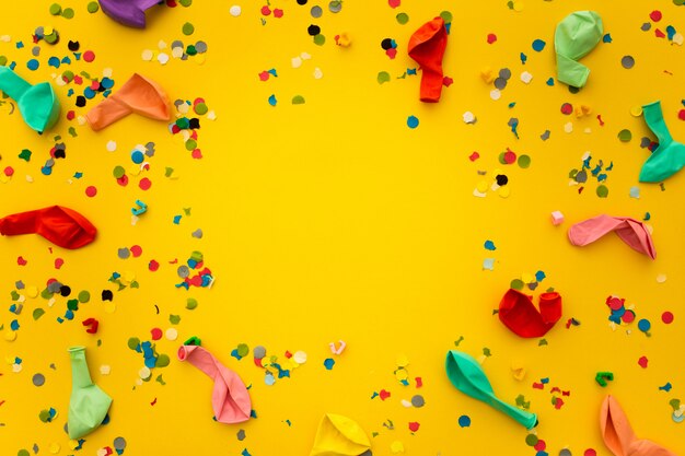 Przyjęcie z resztkami konfetti i kolorowymi balonami na żółto