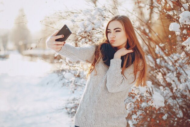 przyrodzie parku Wesoła kobieta telefon