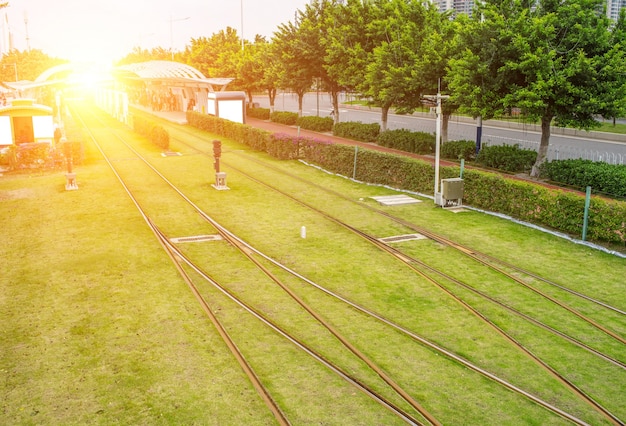 Bezpłatne zdjęcie przystanek tramwajowy w słońcu