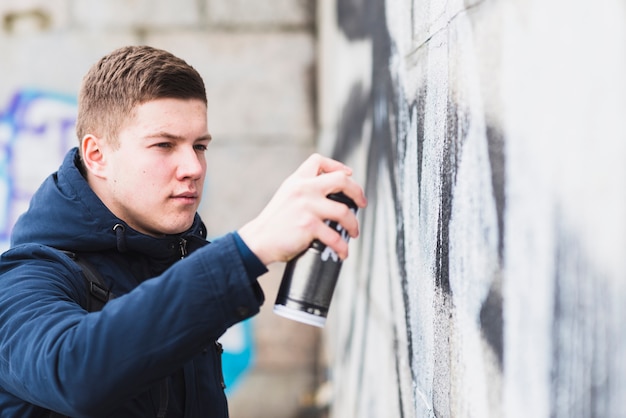 Przystojni młodego człowieka rysunku graffiti z kiścią