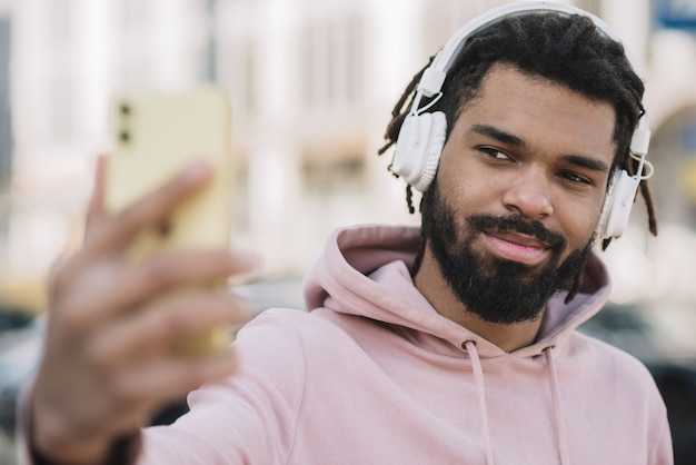 Przystojny afroamerican mężczyzna pozuje dla selfie