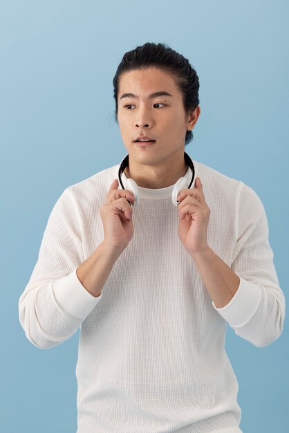 Przystojny azjatycki mężczyzna ze słuchawkami