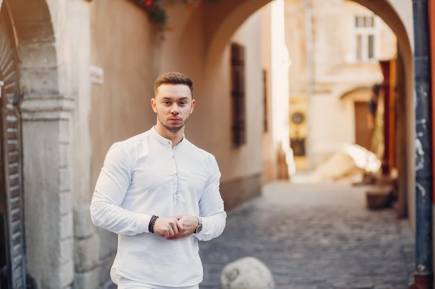 Bezpłatne zdjęcie przystojny biznesmen w mieście latem