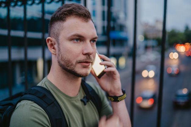 Przystojny mężczyzna hipster spacerujący po ulicy