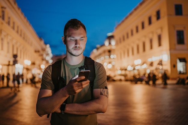 Przystojny mężczyzna hipster spacerujący po ulicy