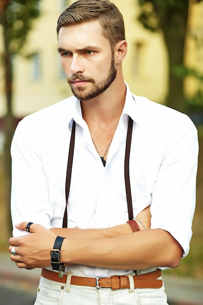 Bezpłatne zdjęcie przystojny mężczyzna model hipster w stylowe letnie ubrania pozowanie