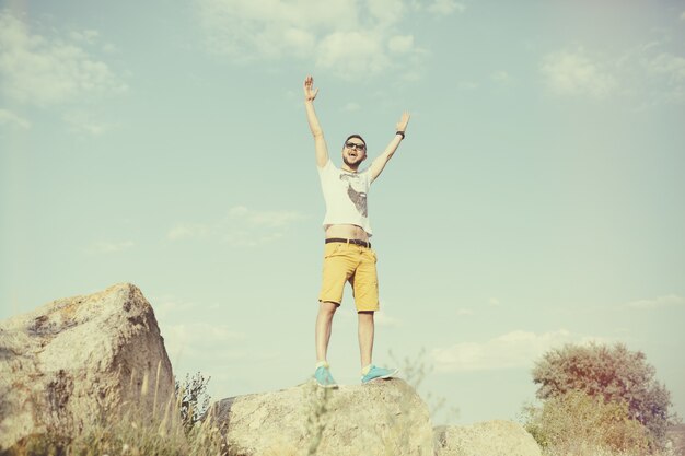 Przystojny mężczyzna outdoors portret z retro rocznika instagram filtrem