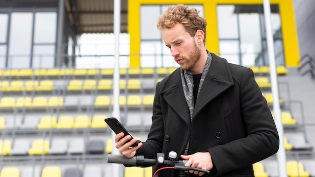 Przystojny mężczyzna przegląda swój telefon