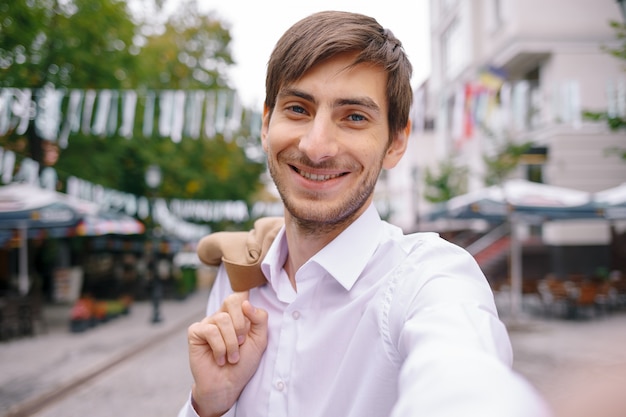 Przystojny mężczyzna robi selfie