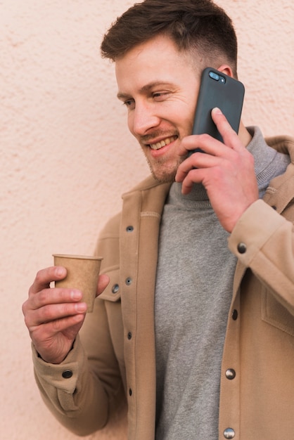 Bezpłatne zdjęcie przystojny mężczyzna rozmawia przez telefon